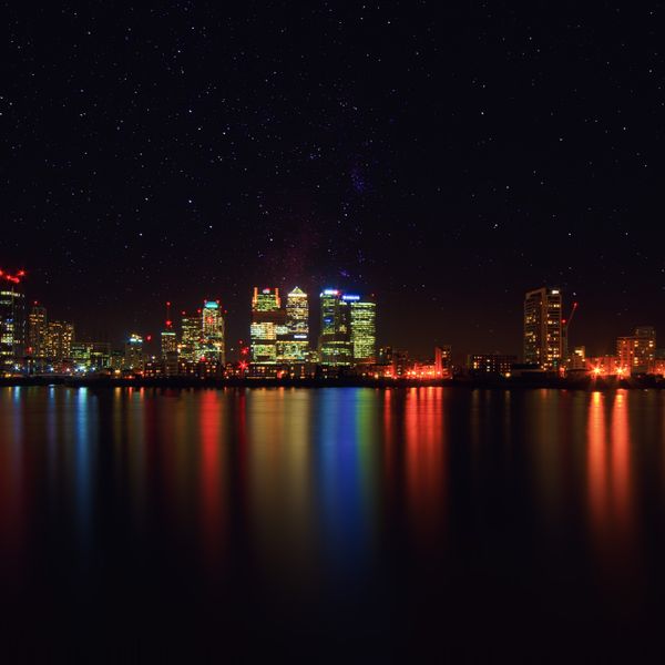 夜幕下灯火通明的城市天际线，代表社会栏目