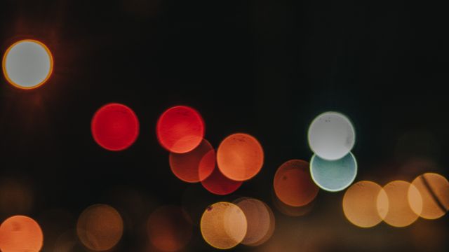 夜色中虚化的彩色光斑